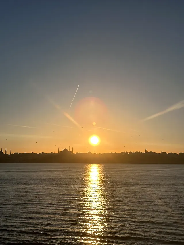 Sultanahmet silueti üzerinde gün batımı ve denizde güneş yansıması