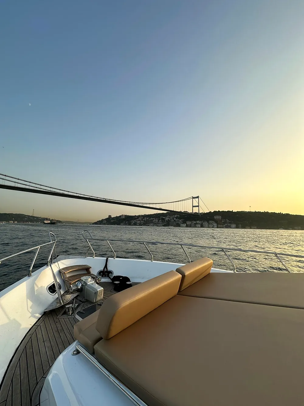 Blick auf eine Bosporus-Brücke vom Bug der Hermes
