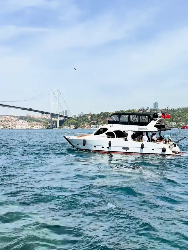 Boğaz'da 15 Temmuz Şehitler Köprüsü önünde seyreden Hermes yatı